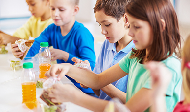 As embalagens plásticas facilitam a alimentação saudável.