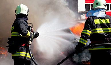 O plástico protegendo os bombeiros