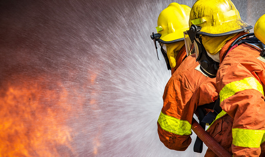 O plástico protegendo os bombeiros