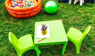O plástico deixa o seu jardim ou terraço mais colorido e moderno.